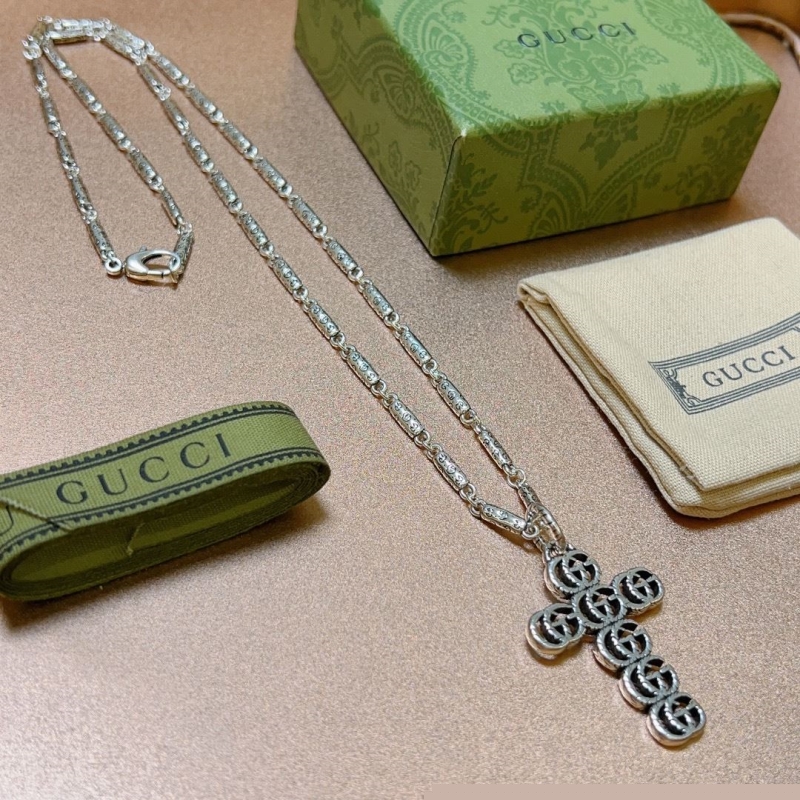 G*u*i necklaces